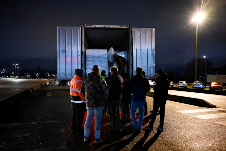 Des agriculteurs inspectent la marchandise transportée par un camion, le 12 janvier 2026 sur le port du Havre