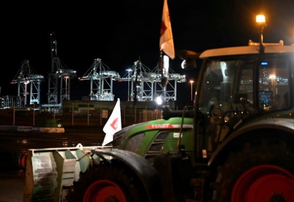 Un tracteur garé sur le port du Havre le 12 janvier 2026