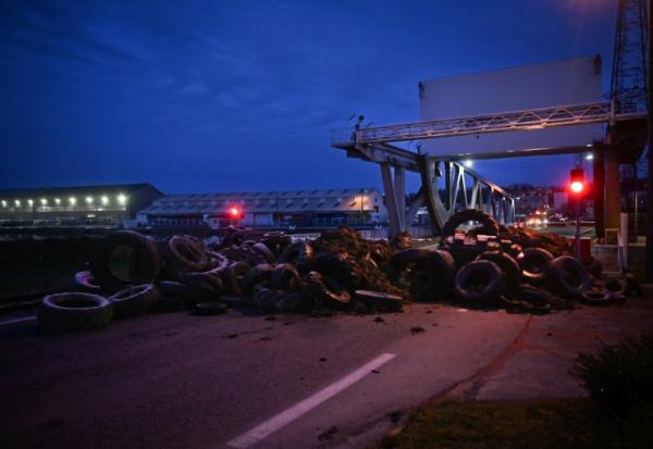 "Barrage filtrant" d'agriculteurs français à l'entrée du port du Havre, le 11 janvier 2026, afin de dénoncer l'accord de libre-échange entre l'UE et des pays du Mercosur