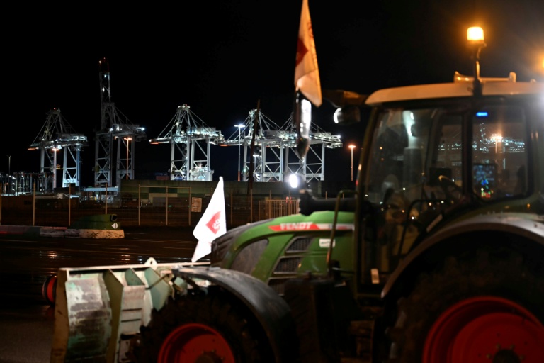 Un tracteur garé sur le port du Havre le 12 janvier 2026
