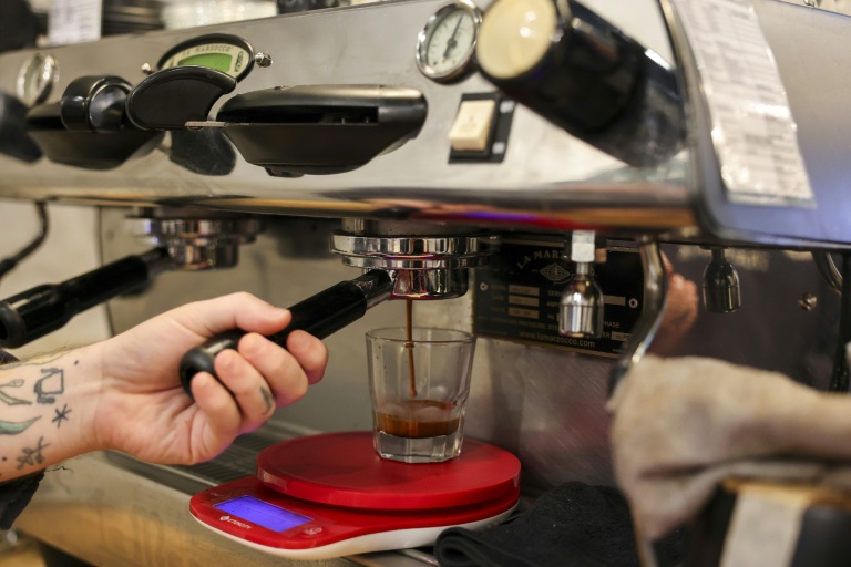 Un serveur prépare un café dans un