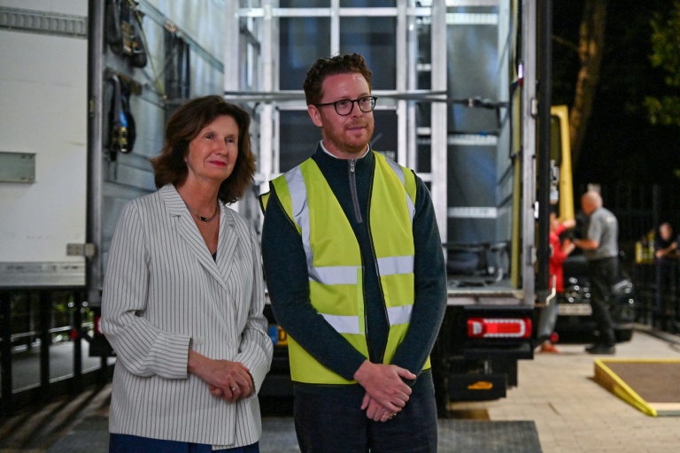 Hélène Duchêne, ambassadrice de France à Londres, et Nicholas Cullinan, directeur du British Museum, assistent à l'arrivée de la tapisserie de Bayeux , le 10 juillet 2026 à Londres