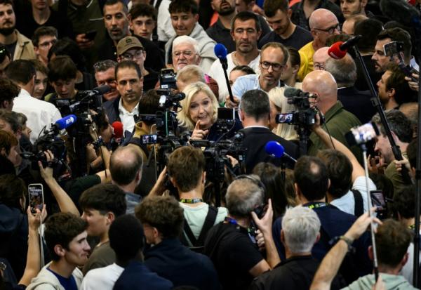 Marine Le Pen, candidate du RN à la présidentielle de 2027, répond aux questions des journalistes lors de sa visite au Sommet de l'élevage, le 7 octobre 2026 à Cournon-d'Auvergne, dans le Puy-de-Dôme