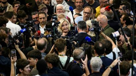 Marine Le Pen, candidate du RN à la présidentielle de 2027, répond aux questions des journalistes lors de sa visite au Sommet de l'élevage, le 7 octobre 2026 à Cournon-d'Auvergne, dans le Puy-de-Dôme