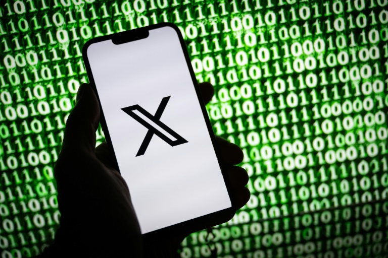 Visée par une enquête pénale de la justice française, la plateforme X, accusé d'ingérence étrangère, a dénoncé lundi un