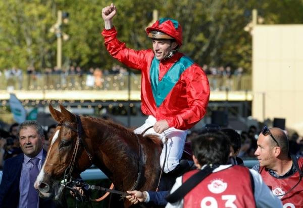 Le jockey français Pierre-Charles Boudot (c) après avoir remporté le Prix de l'Arc de Triomphe avec le cheval "Waldgeist", le 6 octobre 2019 à l'hippodrome de ParisLongchamp à Paris