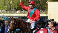 Le jockey français Pierre-Charles Boudot (c) après avoir remporté le Prix de l'Arc de Triomphe avec le cheval "Waldgeist", le 6 octobre 2019 à l'hippodrome de ParisLongchamp à Paris