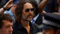 Le comédien britannique Russell Brand, poursuivi pour viols et agressions sexuelles, arrive au tribunal de Westminster à Londres, le 2 mai 2025
