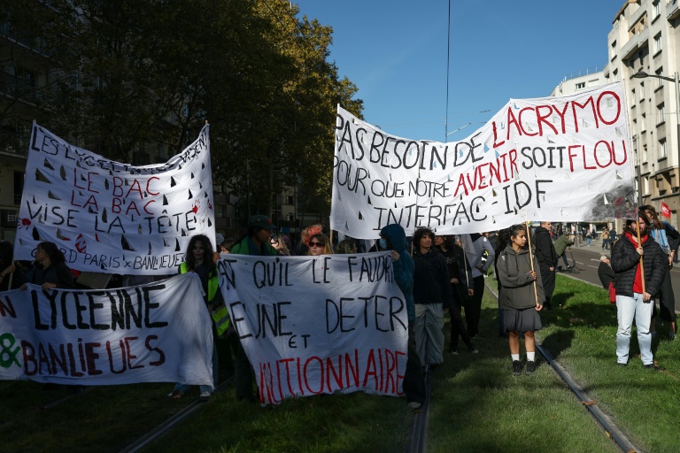 Des manifestants tiennent des banderoles lors d'une nouvelle manifestation contre la vie chère Porte de Bagnolet, à Paris, le 31 octobre 2026 
