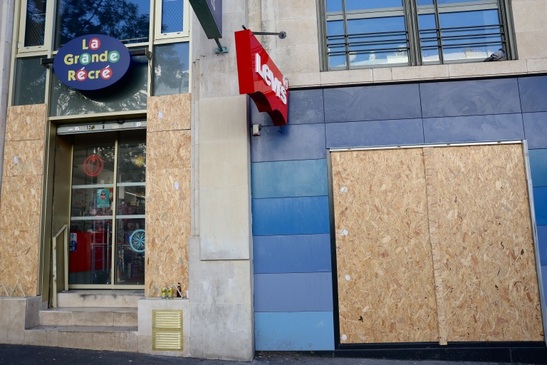 Des magasins protégés par des plaques de bois à Paris en prévision des manifestations, le 30 octobre 2026