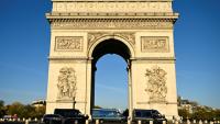 Des véhicules de gendarmerie stationnés autour de l'Arc de Triomphe à Paris, le 31 octobre 2026