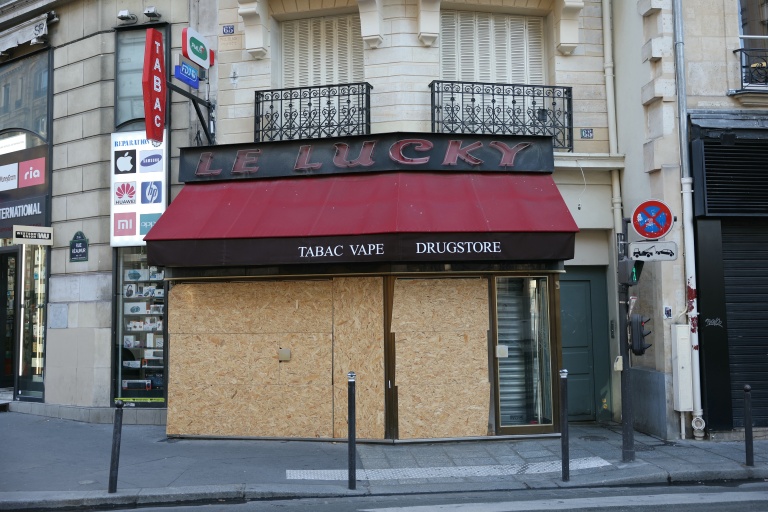 Un tabac protégé par des panneaux de bois à Paris le 30 octobre 2026