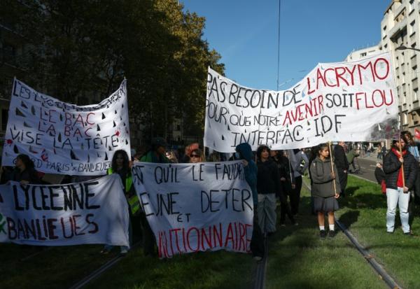Des manifestants tiennent des banderoles lors d'une nouvelle manifestation contre la vie chère Porte de Bagnolet, à Paris, le 31 octobre 2026 