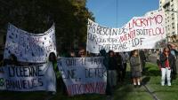 Des manifestants tiennent des banderoles lors d'une nouvelle manifestation contre la vie chère Porte de Bagnolet, à Paris, le 31 octobre 2026 