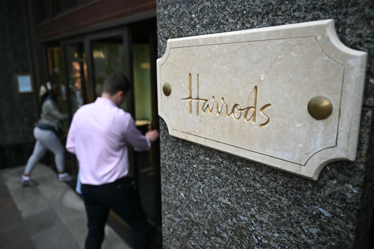 Des clients entrent dans le grand magasin Harrods, dans l’ouest de Londres, le 20 septembre 2024
