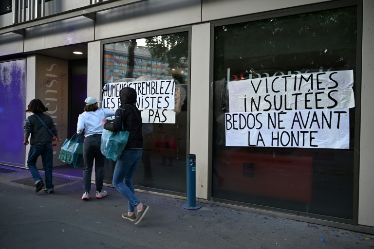 Des militantes féministes collent des affiches pour protester contre la parution du dernier livre de Nicolas Bedos, le 23 mai 2025 à Paris