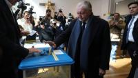 L'homme d'affaires Jean-Michel Aulas, candidat à la mairie de Lyon adoubé par la droite et le centre, vote au premier tour des élections municipales, le 15 mars 2026 à Lyon 