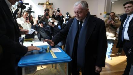 L'homme d'affaires Jean-Michel Aulas, candidat à la mairie de Lyon adoubé par la droite et le centre, vote au premier tour des élections municipales, le 15 mars 2026 à Lyon 