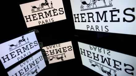 Deux avocats et une notaire suisses ont été mis en examen à Paris dans l'affaire des actions Hermès dont un héritier de la maison de maroquinerie française dit avoir été dépossédé au profit de LVMH