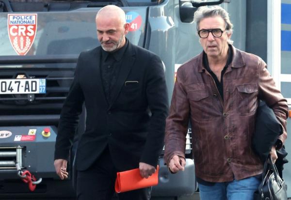 Christophe Ellul, à gauche, et son avocat Alexandre Novion arrivent au tribunal de Soissons, le 3 mars 2026 dans l'Aisne