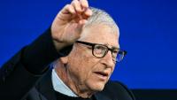 Le co-fondateur de Microsoft, Bill Gates, s'exprime sur scène au forum de Davos, le 21 janvier 2026