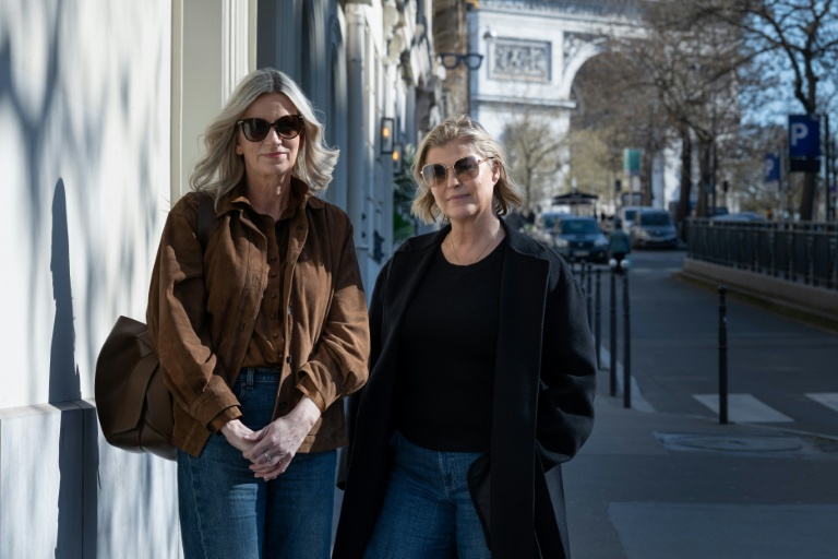 L'ancienne mannequin suédoise Ebba Karlsson (d) et l'ancienne journaliste de la BBC, Lisa Brinkworth à Paris, le 18 mars 2026