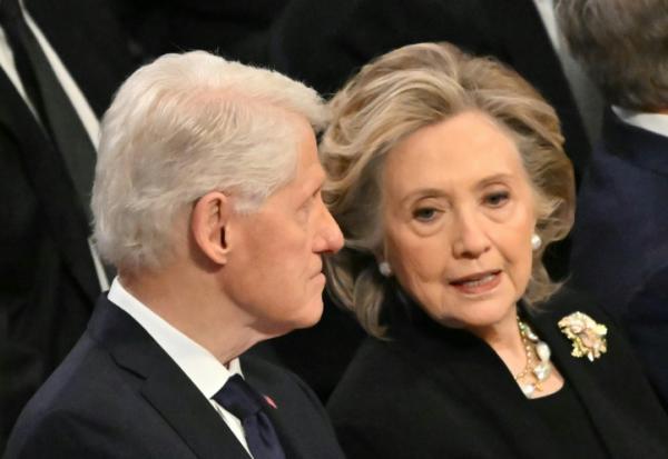 L'ancien président américain Bill Clinton et l'ancienne secrétaire d'État Hillary Clinton, le 9 janvier 2025 à Washington