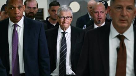 Le cofondateur de Microsoft  Bill Gates (au centre) arrive pour une audition à huis clos devant une commission parlementaire américaine sur l'affaire Epstein, le 10 juin 2026 à Washington