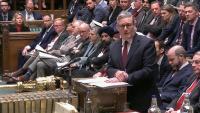 Image tirée d'un enregistrement vidéo diffusé par l'Unité d'enregistrement parlementaire britannique (PRU) sur le site web Parliament TV ,le 4 février 2026, montrant le Premier ministre britannique Keir Starmer (d) s'exprimant à la Chambre des communes au Parlement, à Londres