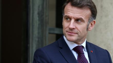 Le président Emmanuel Macron sur le perron de l'Elysée, le 6 février 2026 à Paris