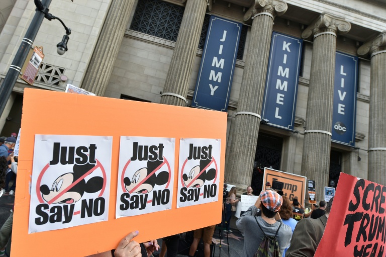 Des manifestants se rassemblent pour dénoncer l'annulation du talk-show de Jimmy Kimmel sur Hollywood Boulevard à Los Angeles