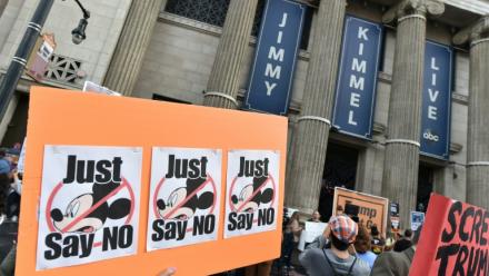 Des manifestants se rassemblent pour dénoncer l'annulation du talk-show de Jimmy Kimmel sur Hollywood Boulevard à Los Angeles