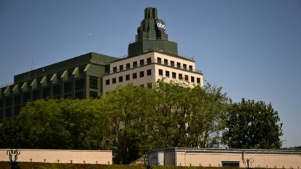 Le logo de la chaîne ABC sur l'un bâtiment des studios Walt Disney à Burbank, en Californie, le 2 juin 2025