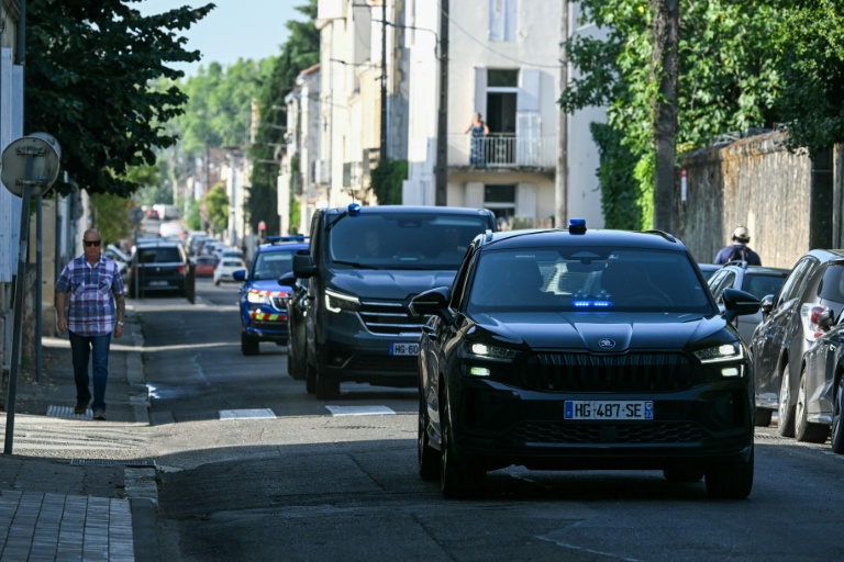 Un convoi de police arrive au palais de justice, le 15 juillet 2026 à Agen, pour une audience de Jérôme Barella, soupçonné du meurtre de la collégienne Lyhanna