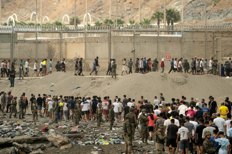 Des soldats espagnols contrôlent des migrants qui retournent au Maroc après avoir franchi la frontière pour entrer dans l’enclave espagnole de Ceuta située sur la côte nord du Maroc, le 31 juillet 2026