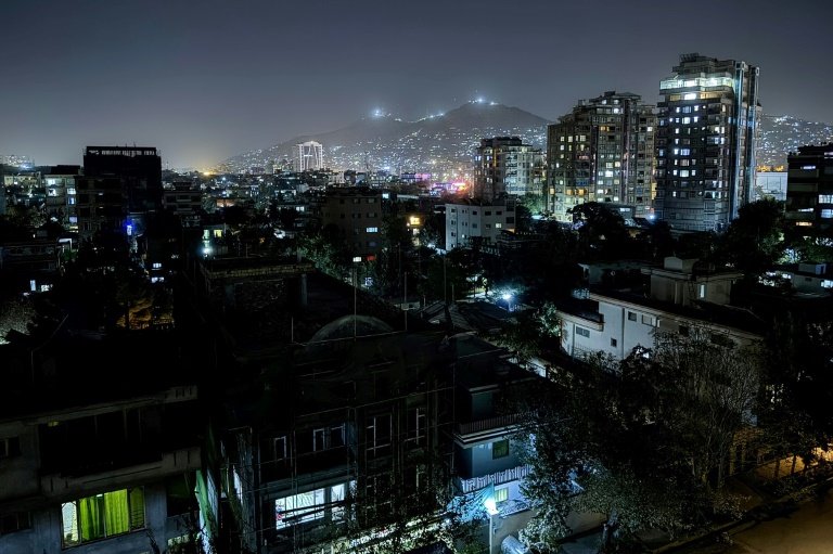 Une vue générale montre la ville de Kaboul, tard dans la soirée du 29 septembre 2025, à la suite d'une coupure nationale des télécommunications. 