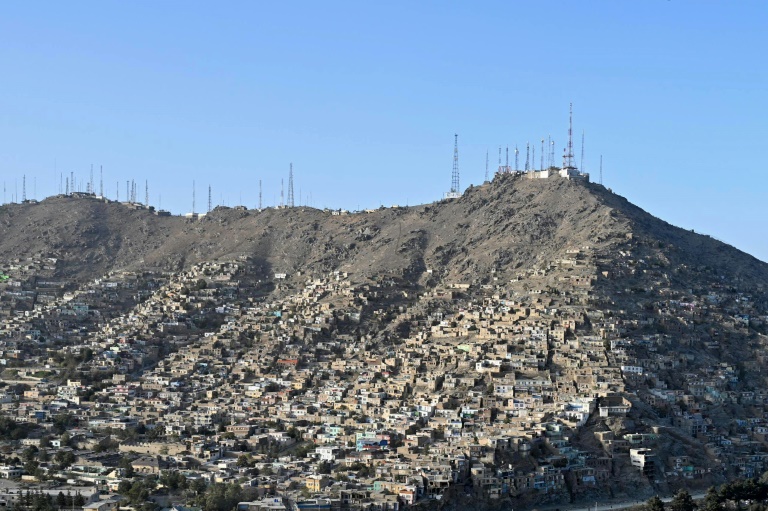 Une vue générale montre les antennes de télécommunications au sommet d'une colline à Kaboul, le 29 septembre 2025, à la suite d'une coupure nationale des télécommunications. 