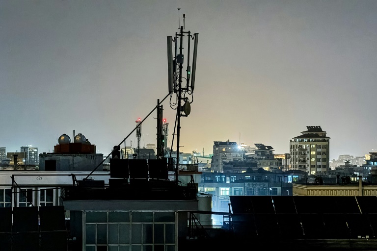 Une vue générale montre une antenne de télécommunications installée pour les services Internet sur le toit d'une maison à Kaboul, tard dans la soirée du 29 septembre 2025, à la suite d'une coupure nationale des télécommunications. 