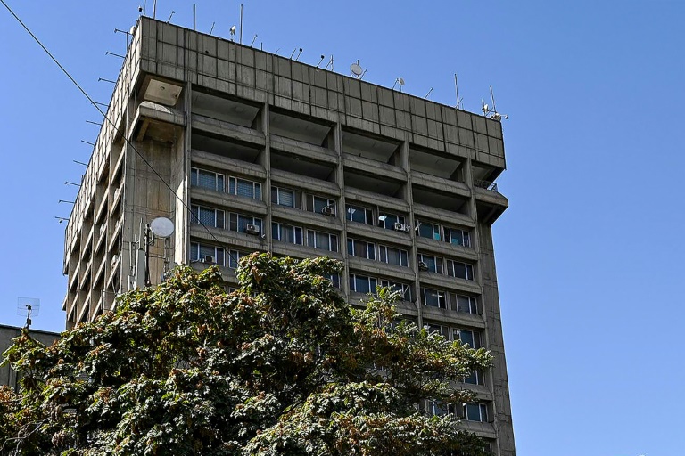 Une vue générale montre le siège du ministère des Communications et des Technologies de l'Information à Kaboul, le 30 septembre 2025, à la suite d'une coupure nationale des télécommunications intervenue la veille sur ordre des autorités talibanes
