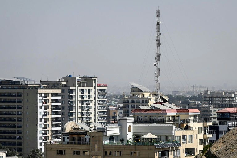 Une vue générale montre une antenne de télécommunications à Kaboul le 30 septembre 2025 à la suite d'une coupure des télécommunications intervenue la veille sur ordre des autorités talibanes