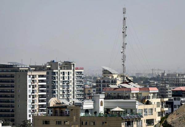 Une vue générale montre une antenne de télécommunications à Kaboul le 30 septembre 2025 à la suite d'une coupure des télécommunications intervenue la veille sur ordre des autorités talibanes