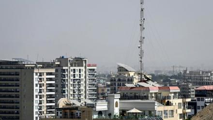 Une vue générale montre une antenne de télécommunications à Kaboul le 30 septembre 2025 à la suite d'une coupure des télécommunications intervenue la veille sur ordre des autorités talibanes