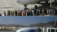 Combinaison de photos à l'aéroport de Kaboul le 16 août 2021, en pleine évacuation post-prise de pouvoir taliban, et le 10 août 2022