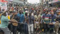 Des membres du régiment zoulou "Amabutho" lors d'une manifestation du mouvement March and March pour le départ d'Afrique du Sud des étrangers en situation irrégulière, le 30 juin 2026 à Durban