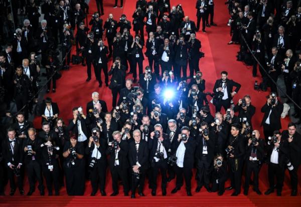 Des photographes en action après la projection du film "Eddington" lors de la 78ème édition du Festival de Cannes, dans le sud de la France, le 16 mai 2025