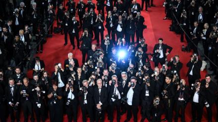 Des photographes en action après la projection du film "Eddington" lors de la 78ème édition du Festival de Cannes, dans le sud de la France, le 16 mai 2025