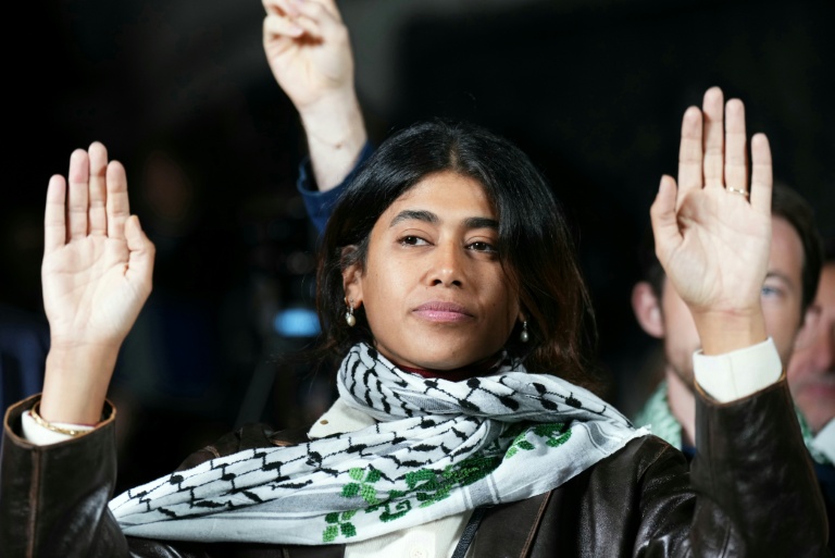 La députée européenne LFI, Rima Hassan (c), lors d'un rassemblement à Paris, le 8 octobre 2025