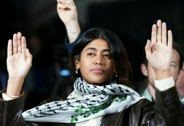 La députée européenne LFI, Rima Hassan (c), lors d'un rassemblement à Paris, le 8 octobre 2025