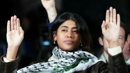 La députée européenne LFI, Rima Hassan (c), lors d'un rassemblement à Paris, le 8 octobre 2025