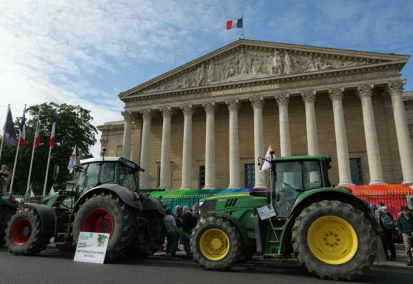 Manifestation d'agriculteurs de la FNSEA et des JA devant l'Assemblée nationale le 26 mai 2025 à Paris avant l'examen de la loi Duplomb, qu'ils soutiennent